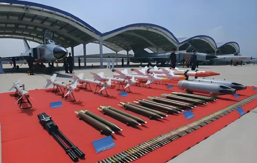 近日，西部战区空军某部官宣了3名飞行员的停飞仪式，从官宣画面上来看，出现在报道中