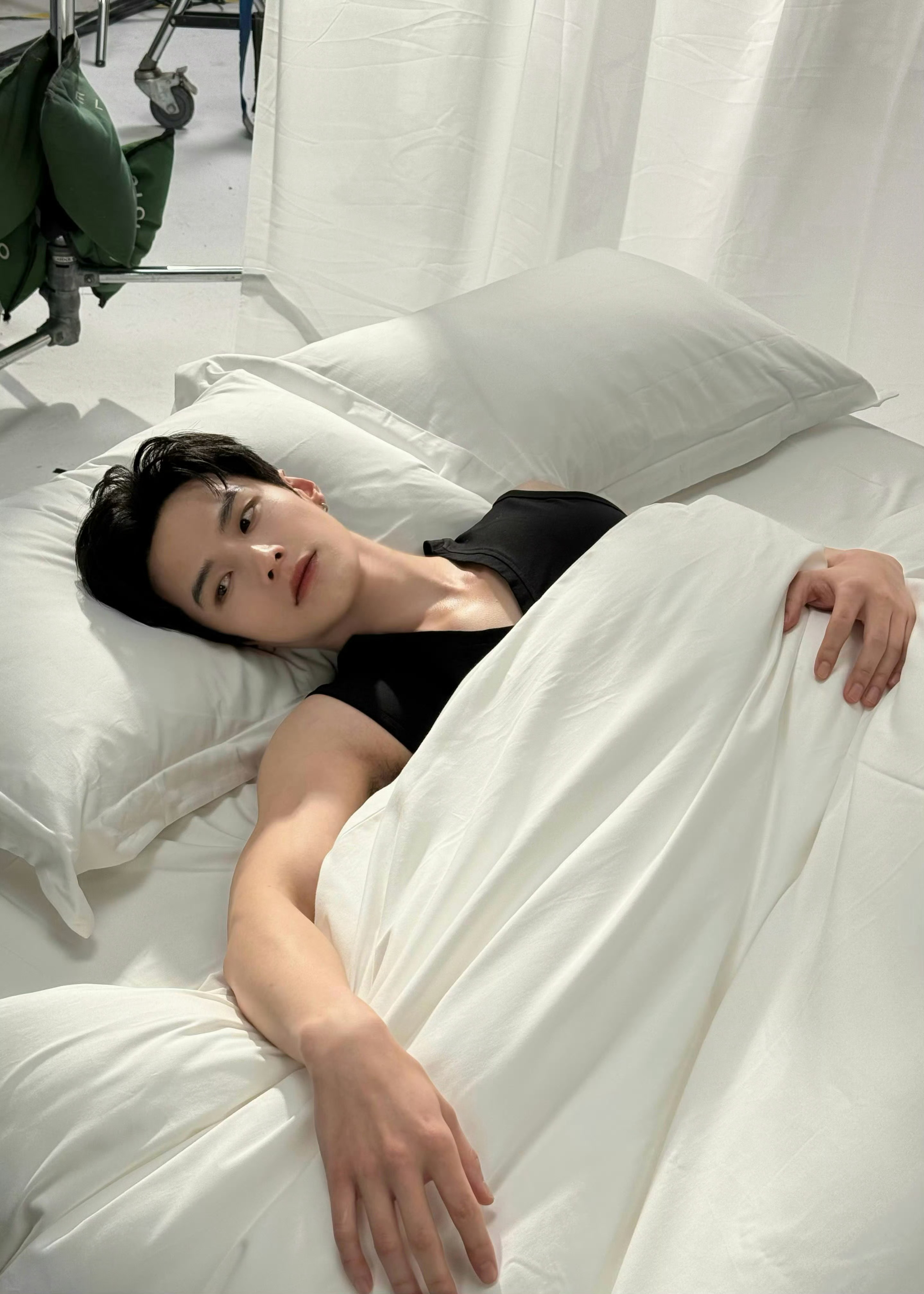 何与商务 三个代言一周内官宣，何与的事业运来了挡都挡不住。待播剧赶紧抬上来，趁热