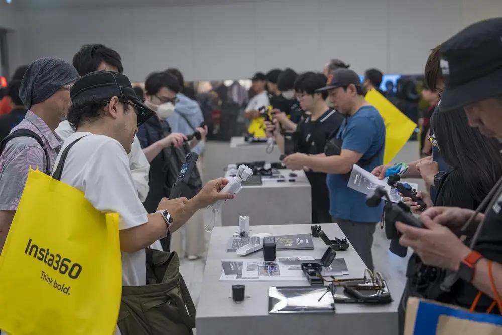 中国相机在东京卖疯了！排队的人绕着秋叶原转了两圈，第一位顾客的身份引人猜测。
