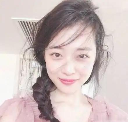 金秀贤的经纪公司和他和表哥李莎朗合开的，签了不少新人。发现没有，签约这家公司的艺