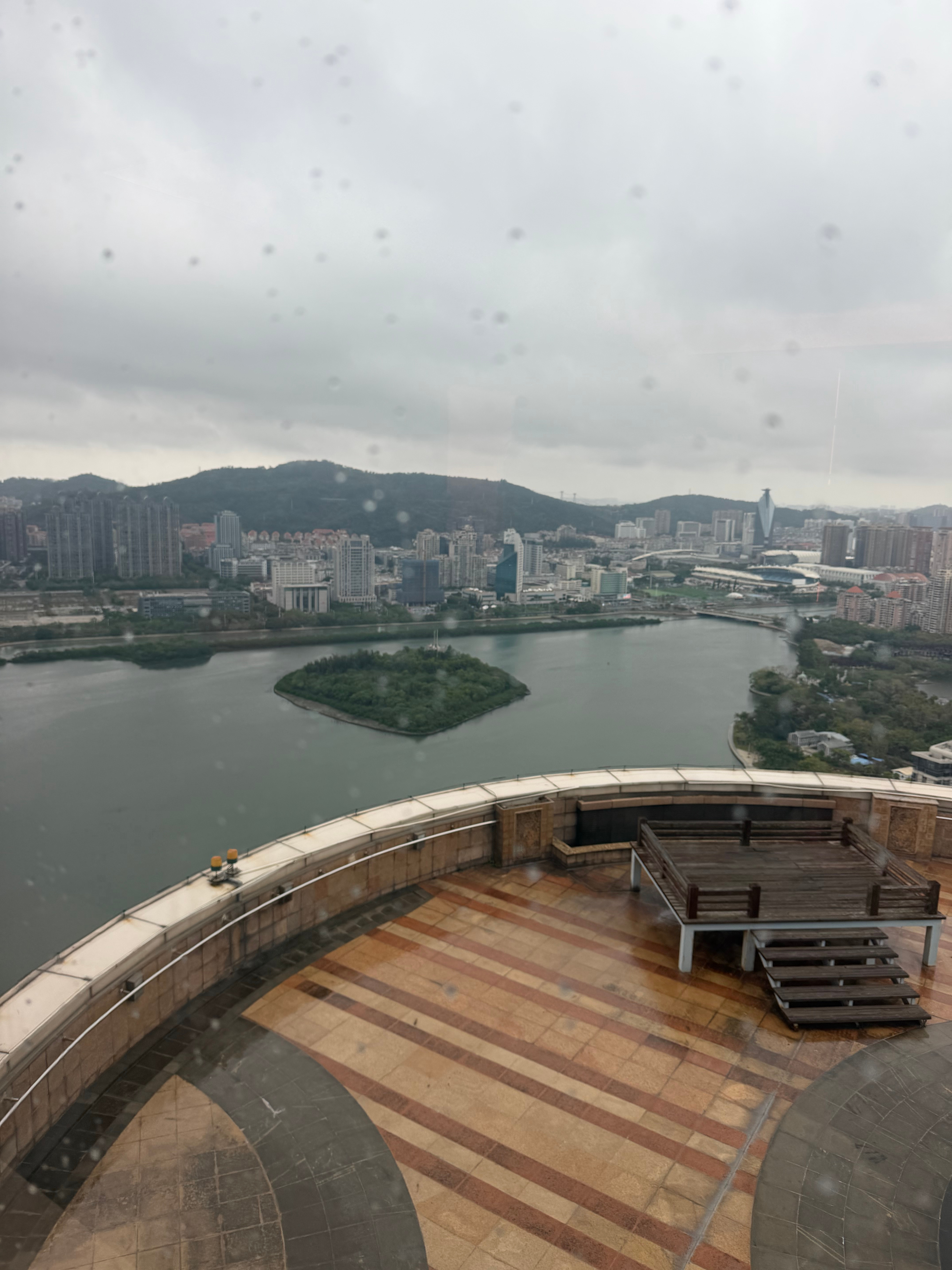 人家办公室门口就有停机坪 过来收集团公子哥的法拉利