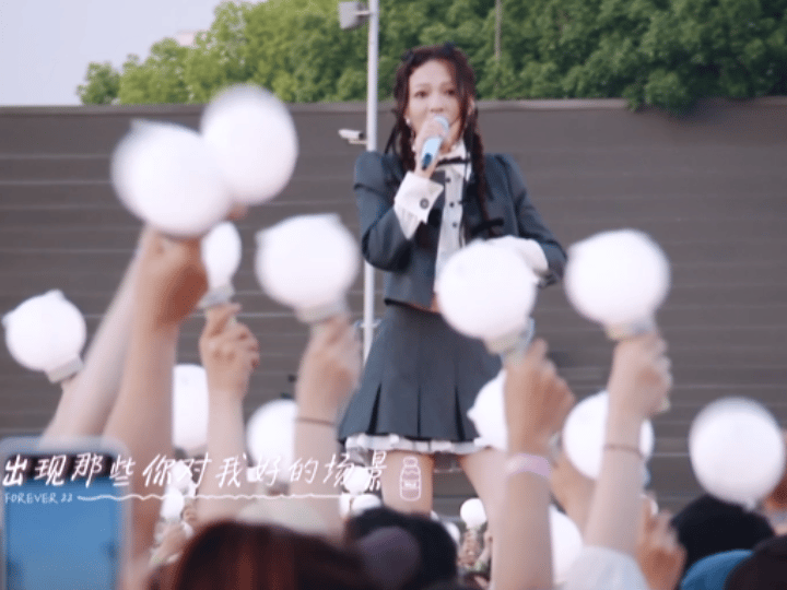 #张韶涵眼泪要为自己而流#  《亲爱的那不是爱情》这首歌曲其实也是唱出了对自我的