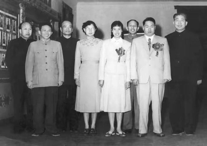 1960年4月30日，毛岸青和邵华在辽宁大连结婚合影。婚礼极度简朴，仅一桌宴席，