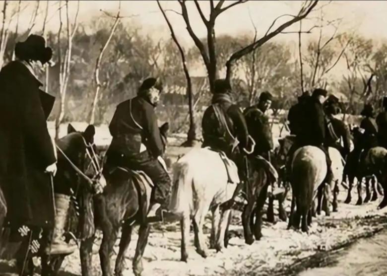1930年，土匪头子马玉仁大肆洗劫江苏小镇，掳走几十个年轻貌美的姑娘，这些姑娘被
