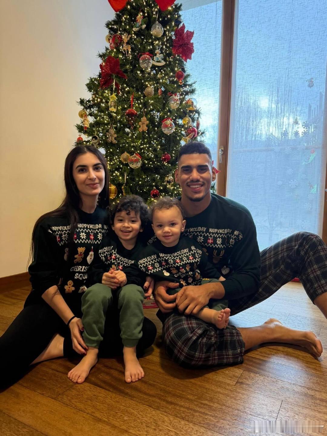 加西亚和家人过甜蜜温馨的圣诞节。在国家队能不能支棱起来，成为安德森的合格替补。男