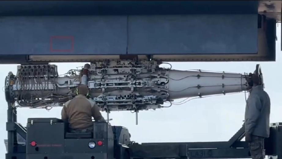 当地民众在英国空军基地目睹了美国B-1轰炸机进行加油补给的场景。
B-1轰炸机有