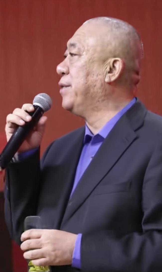 河南下大雪，有位老板凌晨在公司群里发消息，特别交代：路上雪大不安全，大家今天可以