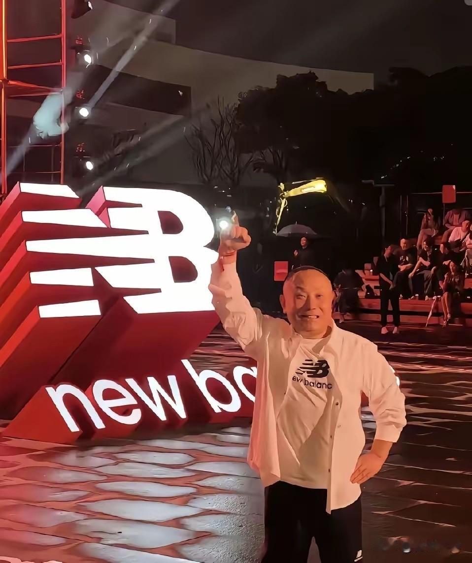 越善良的人，越容易走向极端。
严鹏跳下去的地方，是商场负二楼的流水景观区，因为担