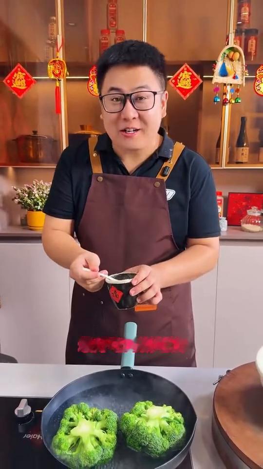 大家注意看了，把西兰花放在滚烫的开水里烫一烫，出锅的一瞬间就带你解锁西兰花最有营