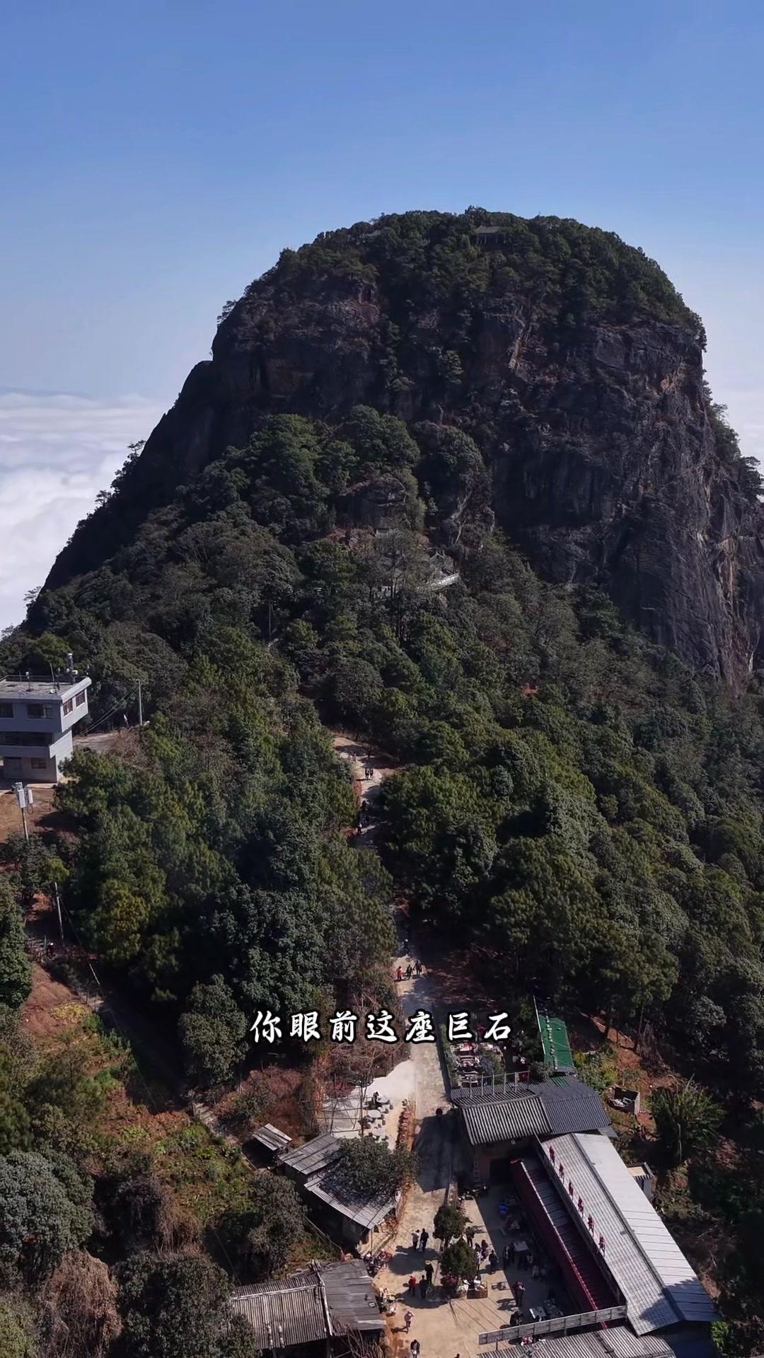 远古时期地壳剧烈运动，山脉隆起，坚硬岩石被抬升至山巅，经流水冲刷风化剥离，周围松