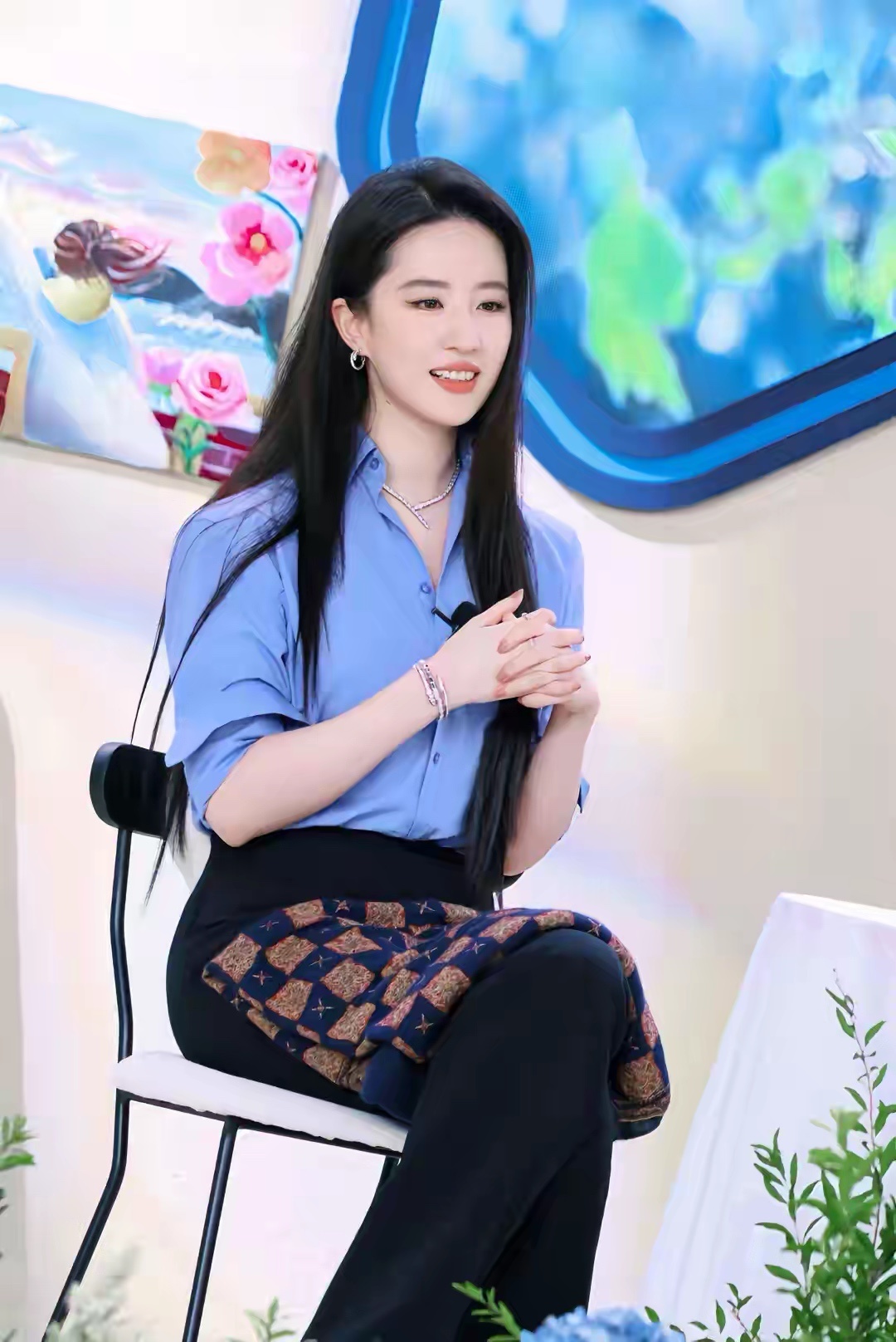 刘亦菲身穿蓝色衬衫搭配黑色长裤，真干练大方显气质 
