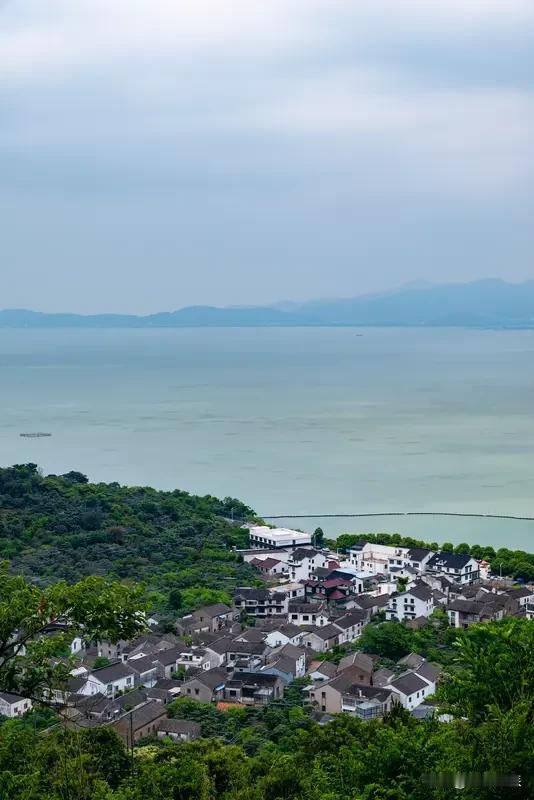 千岛湖和太湖,哪个好玩一些呢? 千岛湖和太湖各有各的好玩之处。
千岛湖有1078