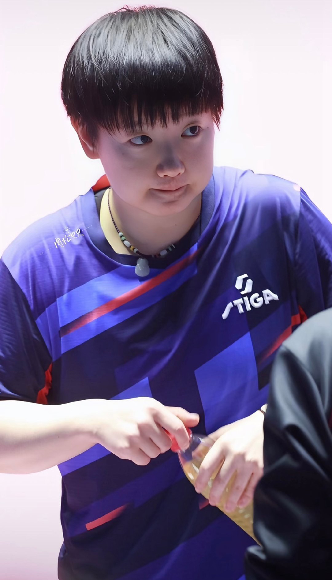 孙颖莎一眨眼赢了这个话题刷屏了！在第十五届全运会乒乓球女团小组赛B组河北队VS福