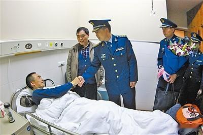 --1988年，歼-6飞行员坠入深山后重伤，幸被江西农民所救，27年后，农民妻子