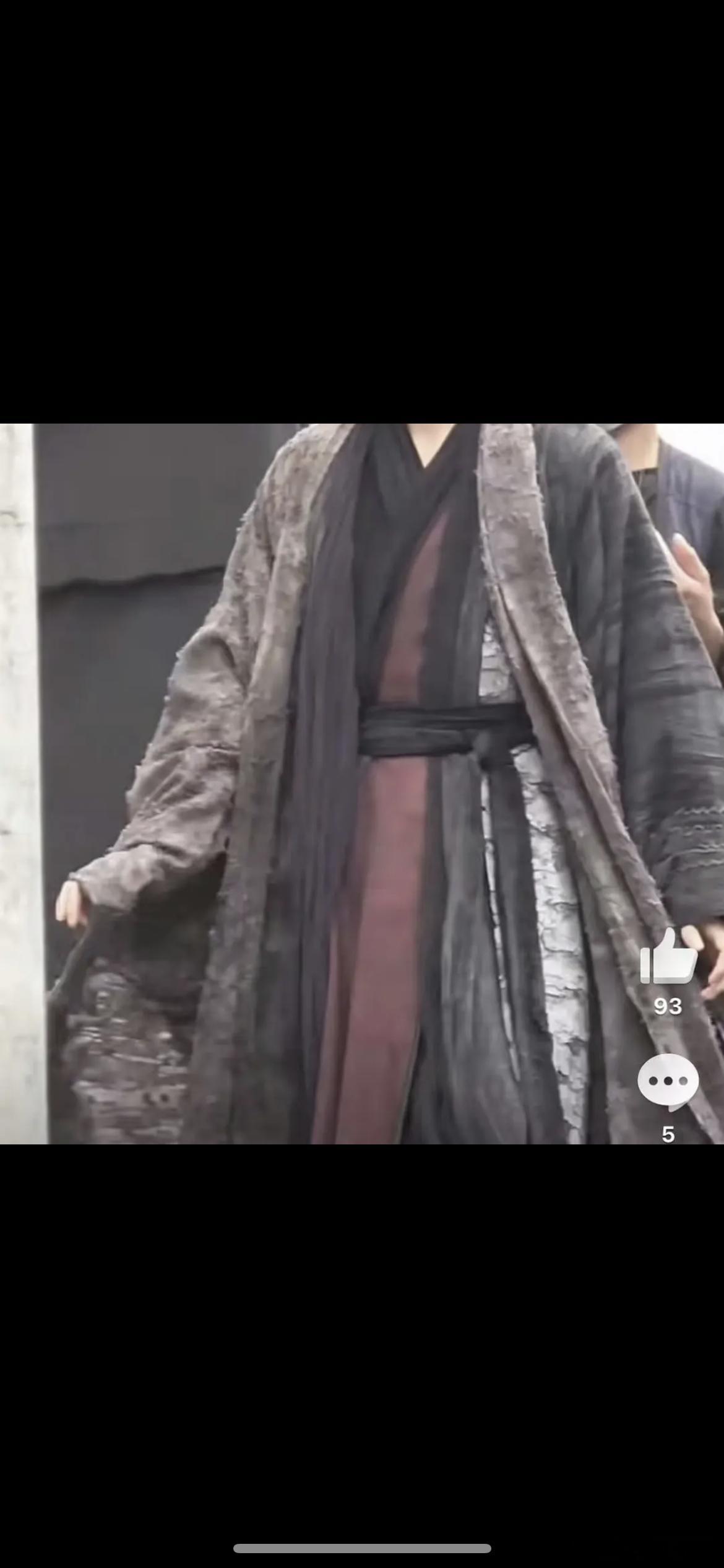 龚俊凤舞九天要扑吗，方思哲给他做的衣服全都是没人穿的老旧配色，每一个配角都要比陆