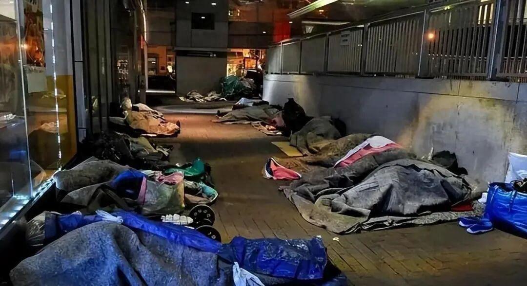 美国满大街流浪汉的根源就是美国的房产税制度，在美国你买了房，房子是你的不假，房屋