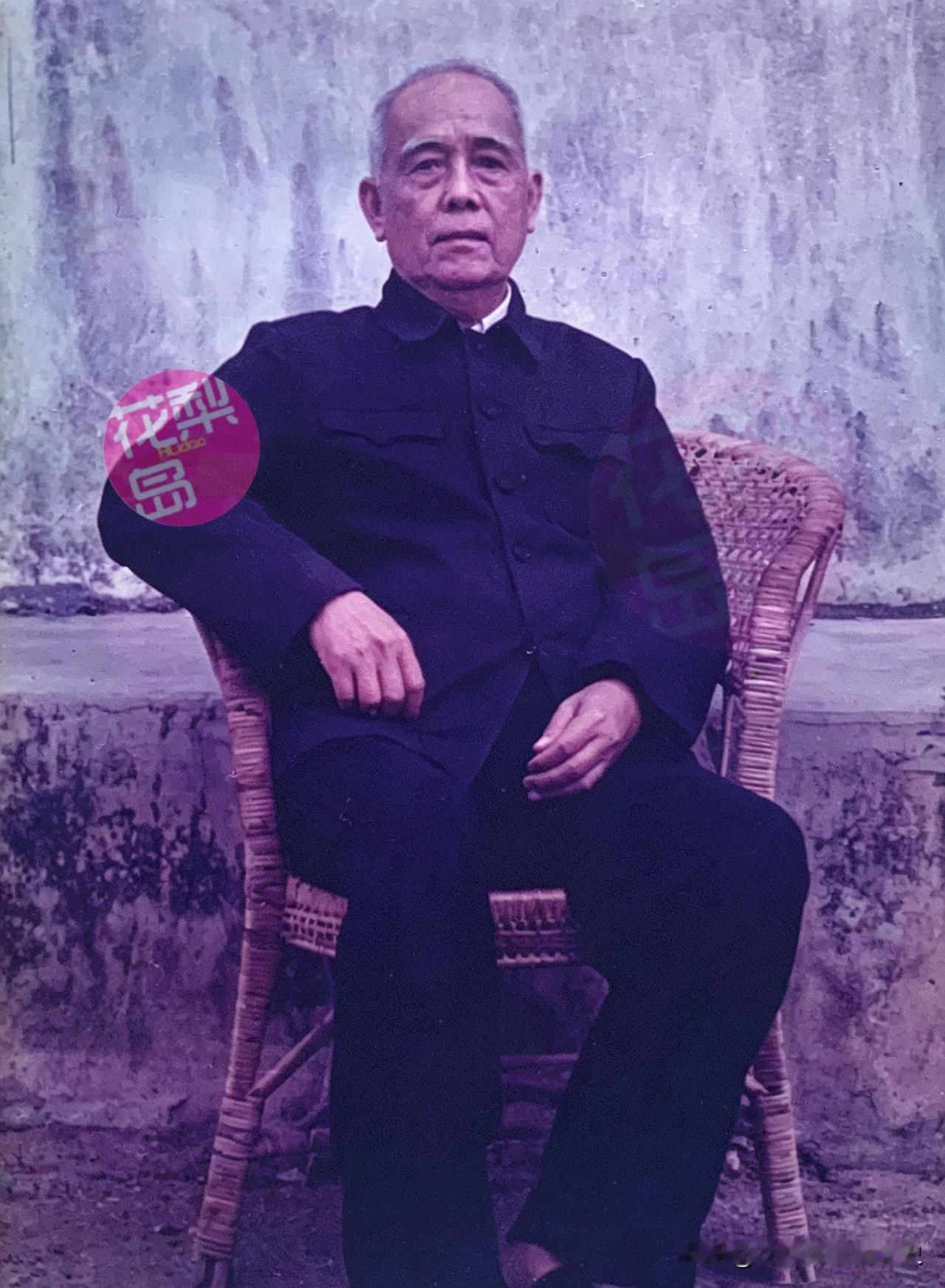 他是“长期潜伏型地方干部”，抗战时期以伪职身份潜伏敌后；解放后主政琼东县，并任县