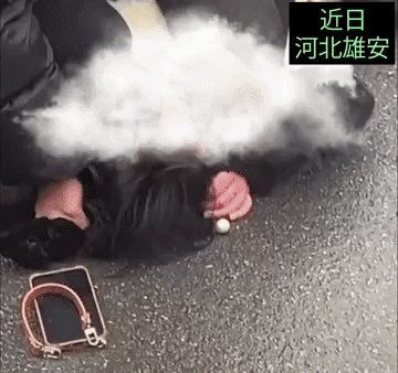 近日河北雄安一男子出轨16岁少女，老婆当街暴揍小三，一男子手拿砖头堵住出轨男车门