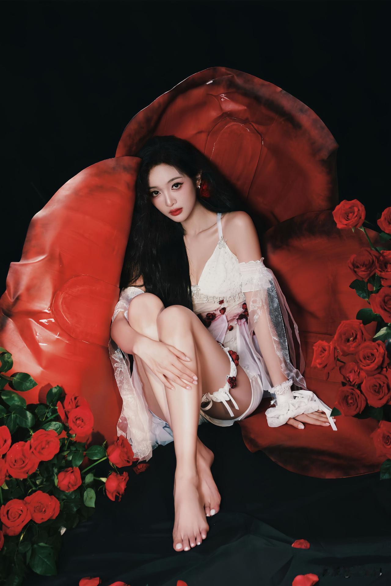 吴宣仪：玫瑰很美，赤脚更吸睛