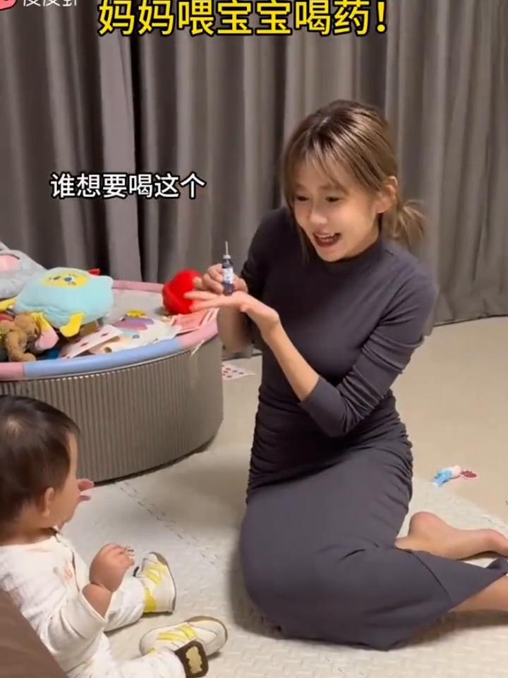 妈妈喂宝宝喝药。
谁想要喝这个？举手。刀马刀马刀马。叫妈妈。妈妈。叫妈妈。妈妈。