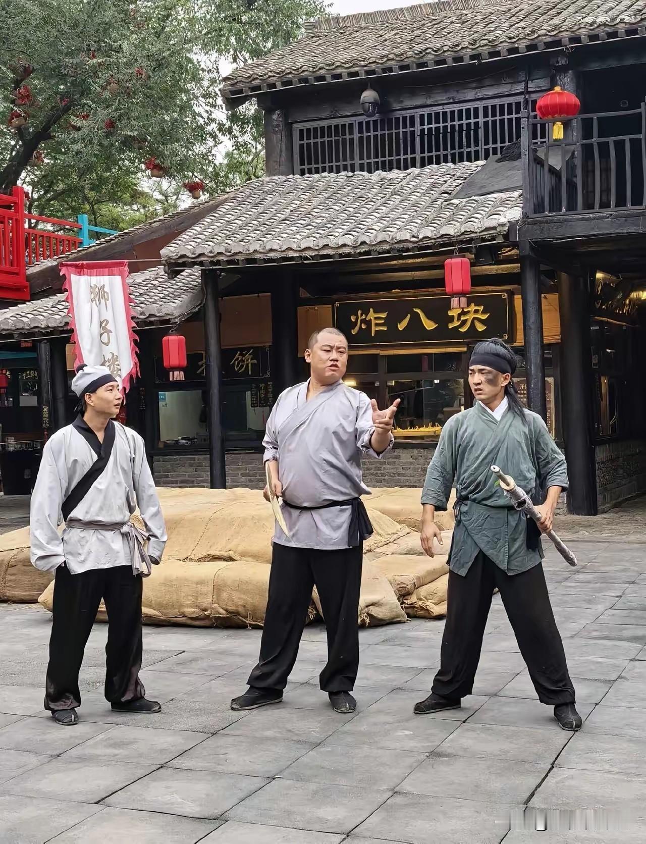想知道万岁山到底靠什么赚钱呀？
20多万平的景区，100块钱门票玩三天；园区餐饮