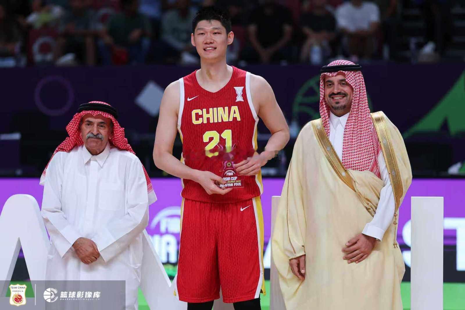 中国男篮 大合影来了！我也下班了，快天亮了 ​​​
