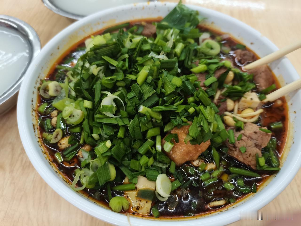 让你最难忘的美食是什么来襄阳，一定要试试本地人私藏的神仙搭配——牛肉面配黄酒！