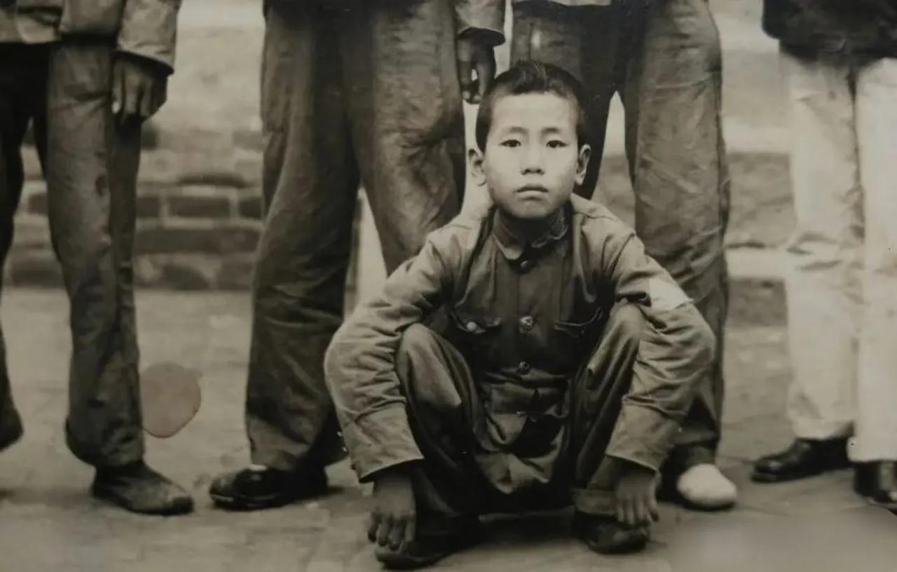 自古英雄出少年！照片里的孩子叫周子兴，是山西应县小石村人，生于1931年。
	