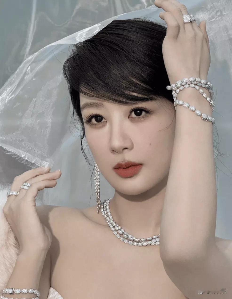 《杨紫冰雪造型引发时尚科技革命》
 
巴黎高定工坊的显微镜下，杨紫的白色抹胸礼裙