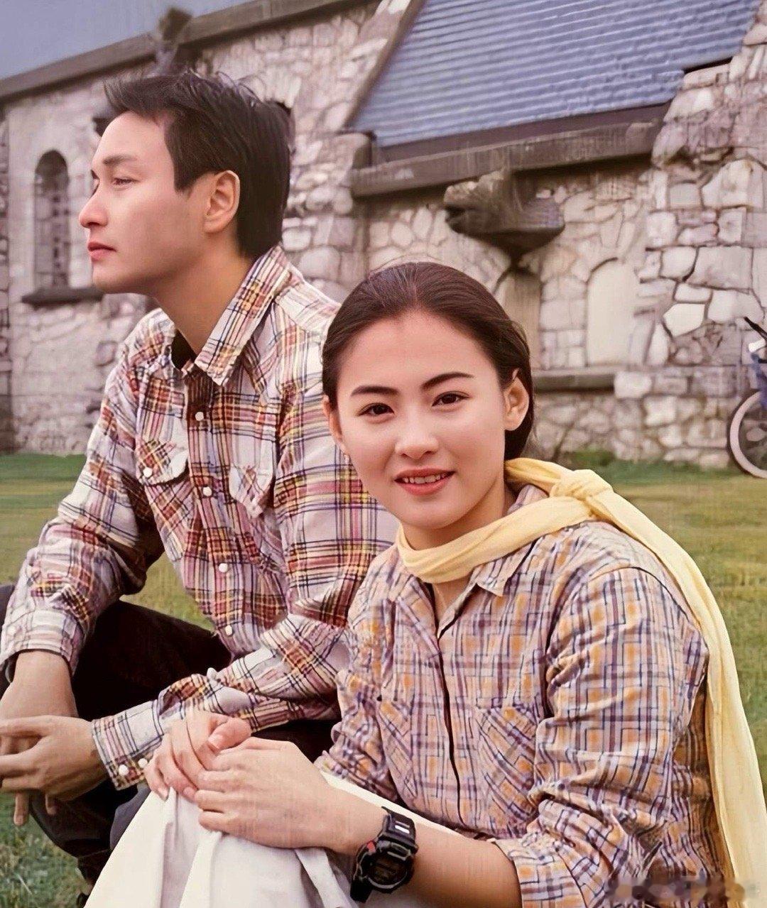 这是张柏芝十九岁的时候与哥哥张国荣在法国巴黎的一张留影，拍摄于上世纪九十年代未期