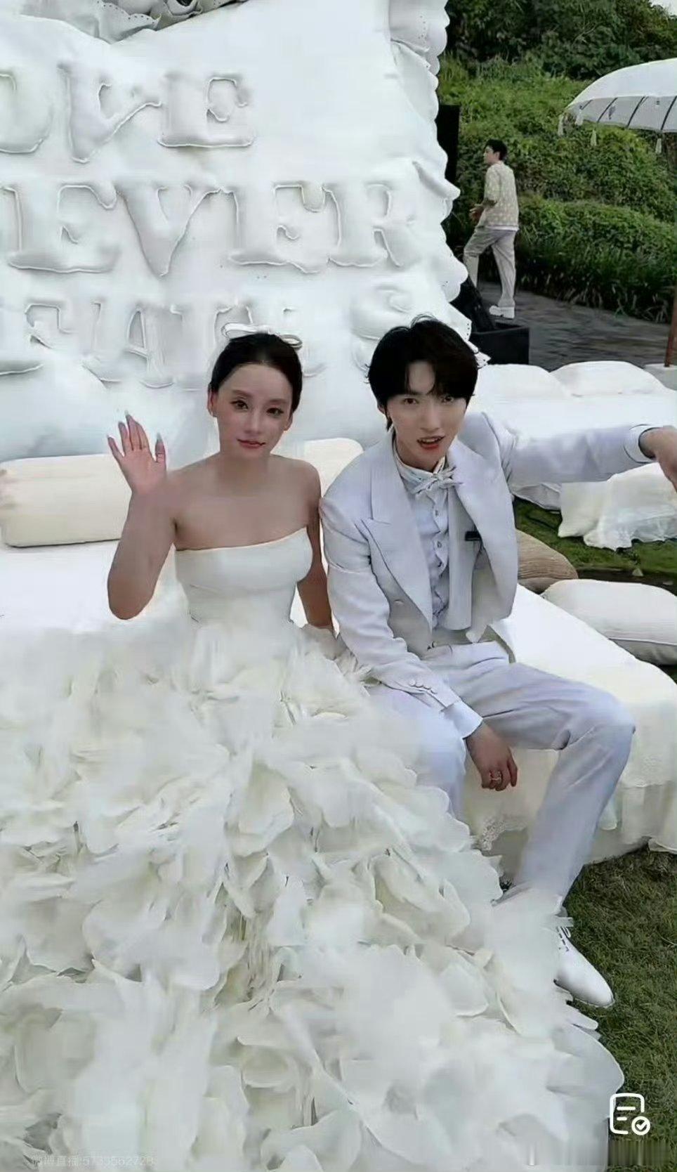疑似新娘给新郎让妆以前不认识赵磊，单从这个照片上来说，如果新娘算是让妆了，那赵磊