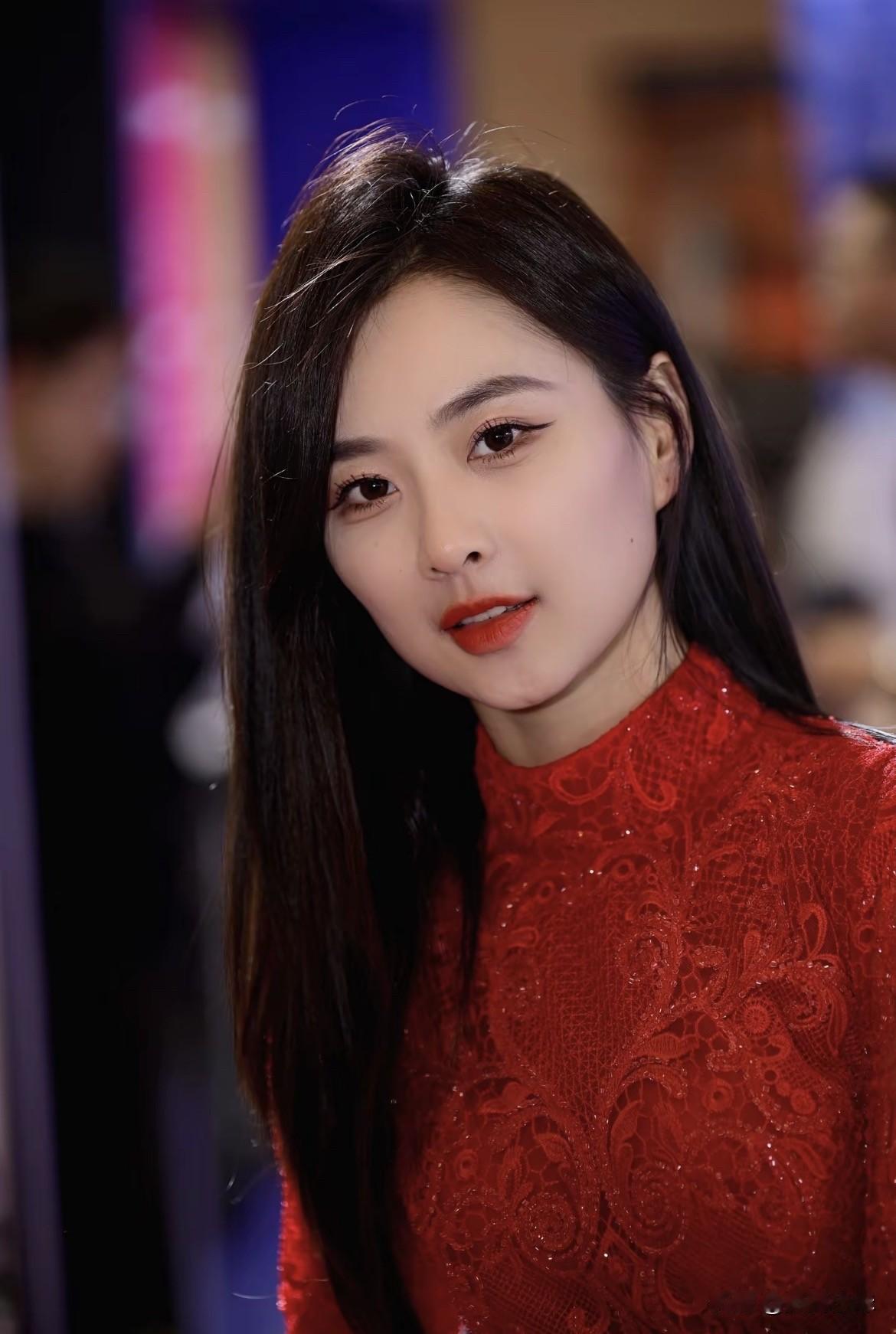 真正让人着迷的女孩是怎样的?真正让人着迷的女孩，第一眼就喜欢。一颦一笑，深入脑海