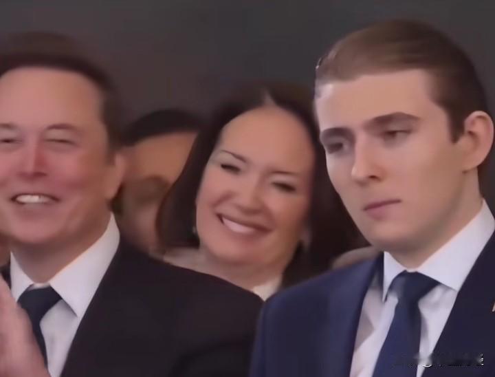 马斯克在一旁又笑又跳，还兴奋地拍手。然而，瞧瞧特朗普的孩子，他似乎并不开心，一副