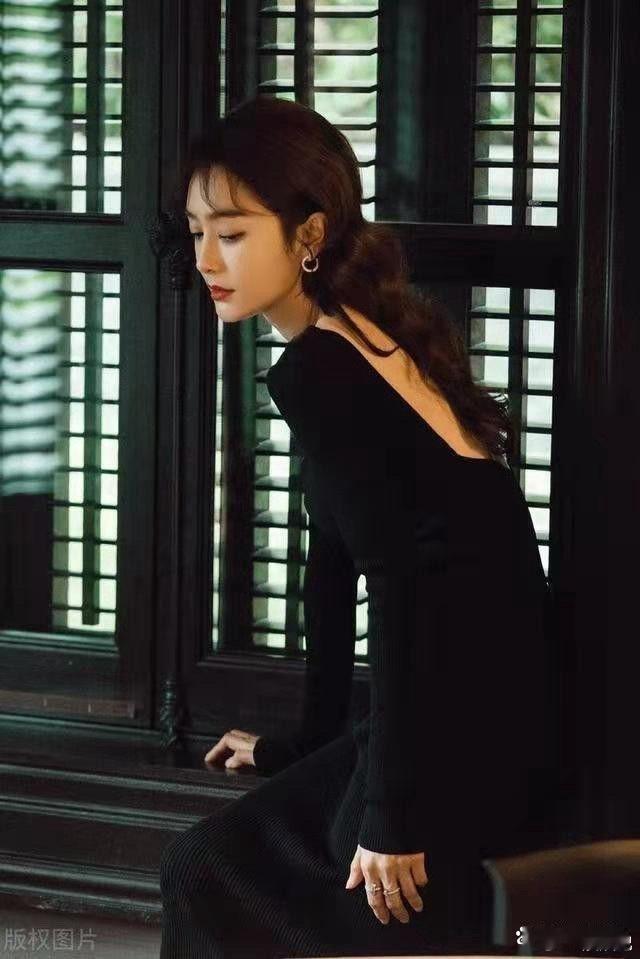 秦岚真是美得天生丽质，太漂亮了 