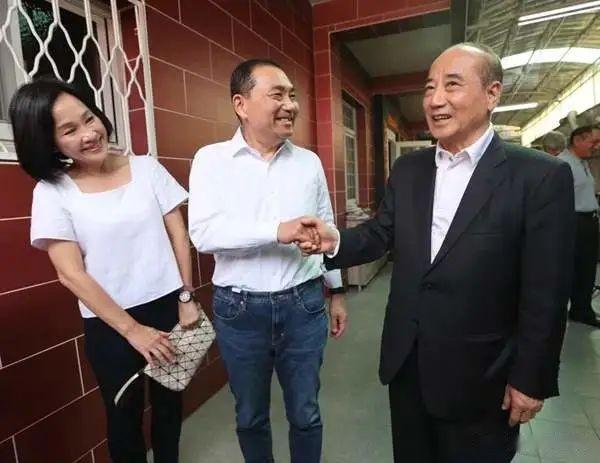 侯友宜自私自利，咎由自取，谁也不怨，就怨自己不长眼。

侯友宜的民调始终没有超过