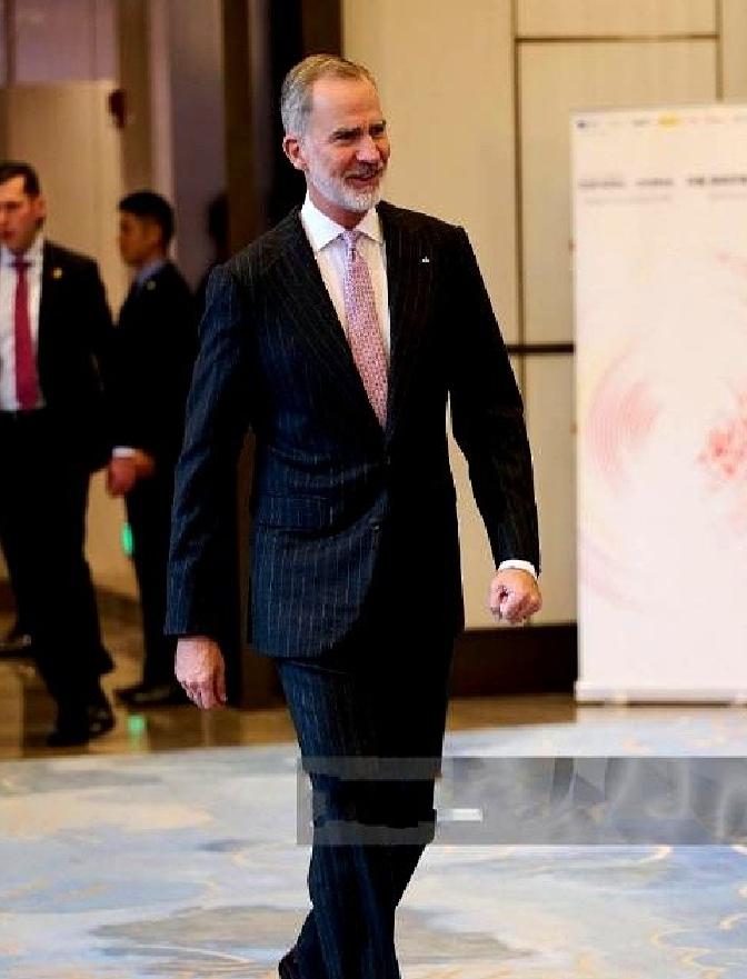 就在刚刚
 
据媒体报道，西班牙国王费利佩六世突然宣布了将出席在成都的一场商务论