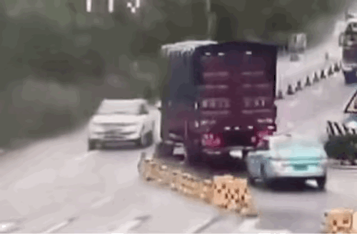 谁在预判谁的预判，只能说心无灵犀两世隔

      人天生就是惜命，遇到对自己