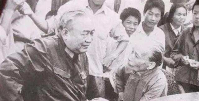 1983年，总政主任余秋里中将回乡探亲，弟弟却避之不见。村长亲自来请，没想到余财