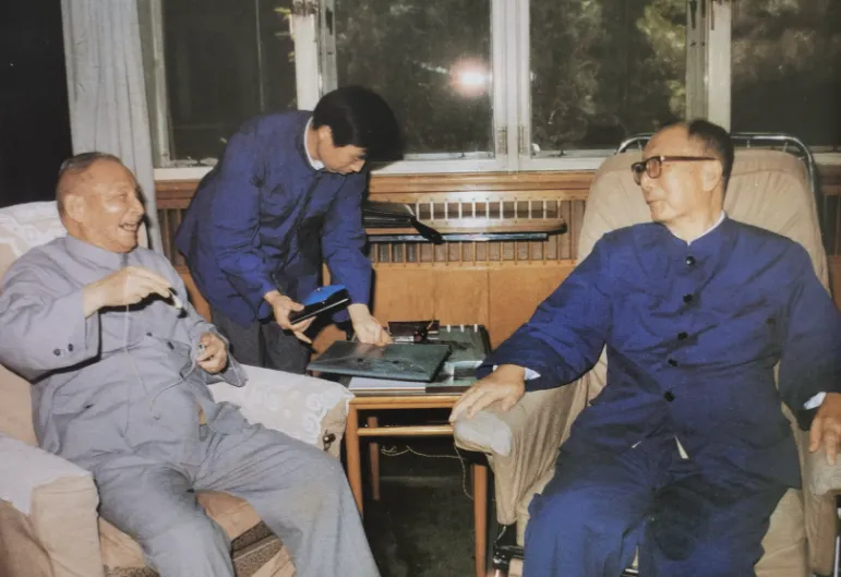 1985年6月3日，陈云去看望聂荣臻元帅。两位老领导坐在一起亲切交谈，探讨着老干