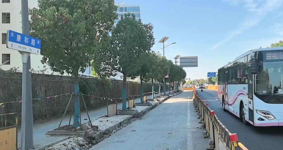 【年底通车！惠及周边居民和两所高校】日前，张堰镇康和路（东贤路-德贤路）改造工程