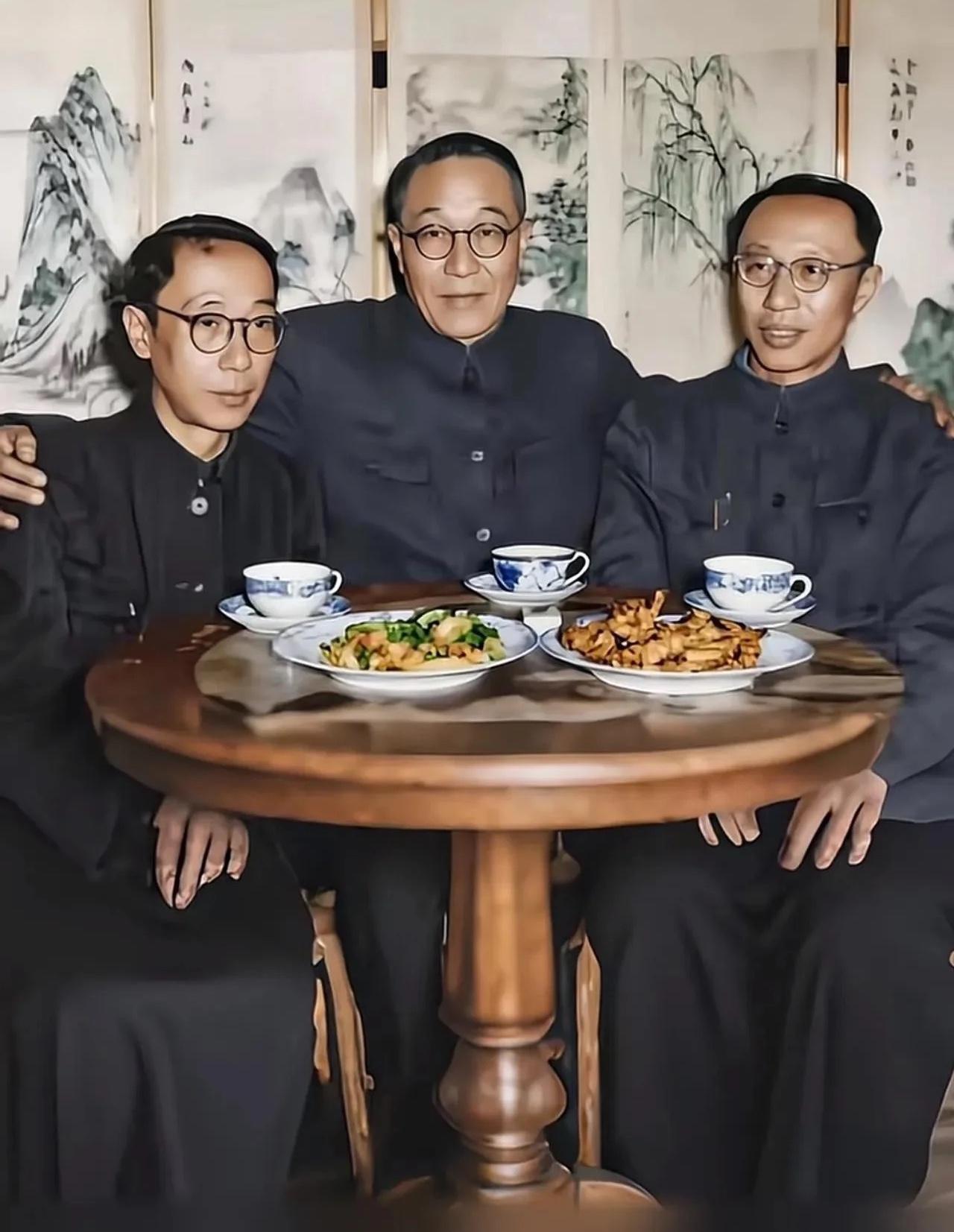1961年春节，溥仪溥杰登门七叔家喝茶，昔日君臣，如今平等围坐一桌

1961年