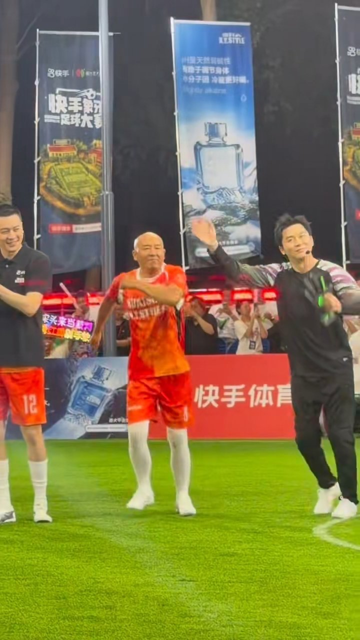 李晨来了也得吃红牌宋小宝也是没放过李晨 建议反复观看这段！李晨求饶、宋小宝坚决亮