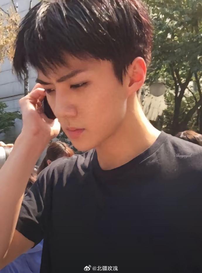 吴世勋完全没有前辈病不在乎表面的尊卑礼节，只在意人与人之间的舒服相处，后辈不主动