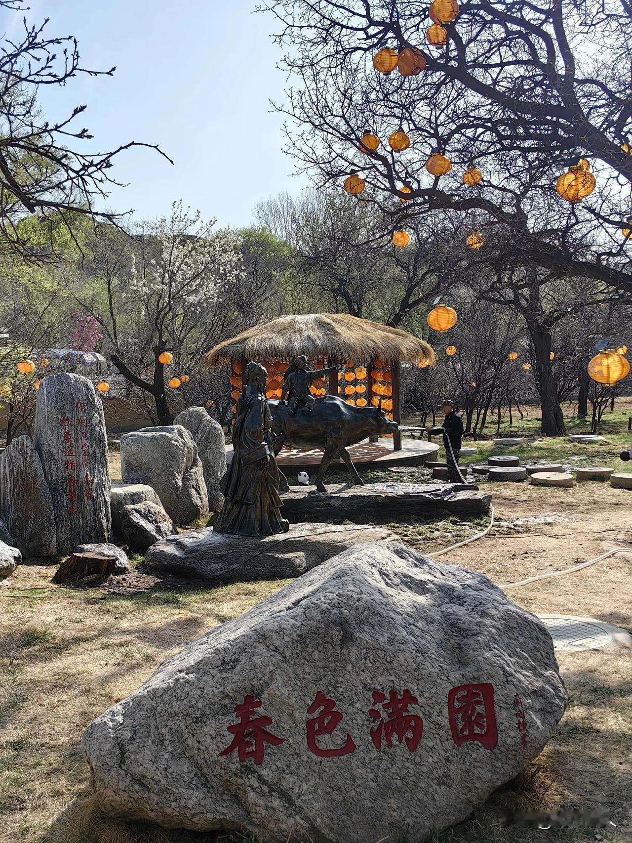 今天的乌素图第十三届杏花节开幕式还是有不少亮点的。
谷幽杏粉无染尘，
流溪碧园天