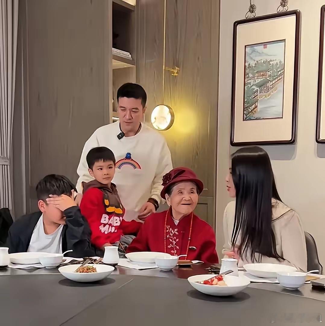 杨子黄圣依的大儿子是“留守儿童”安迪刚3个月，刚断奶就被交给奶奶抚养，一直到他3
