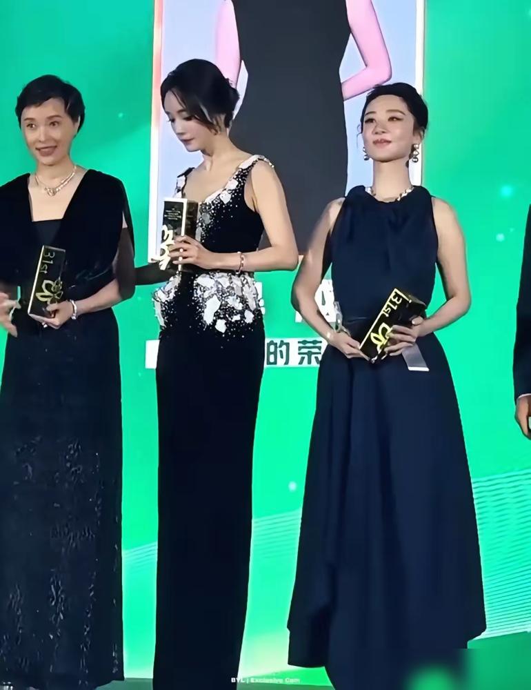 白玉兰奖，杨幂陪跑。
大合影，她站C位，表情冷淡。

有人说她输不起，全程黑脸。