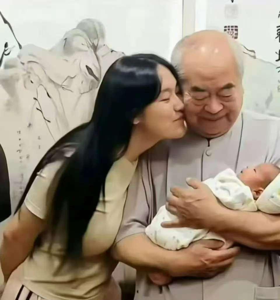 真是笑不活了！
咱妈指着那张合照感慨“一家三口真幸福”，结果我定睛一看，那明明是