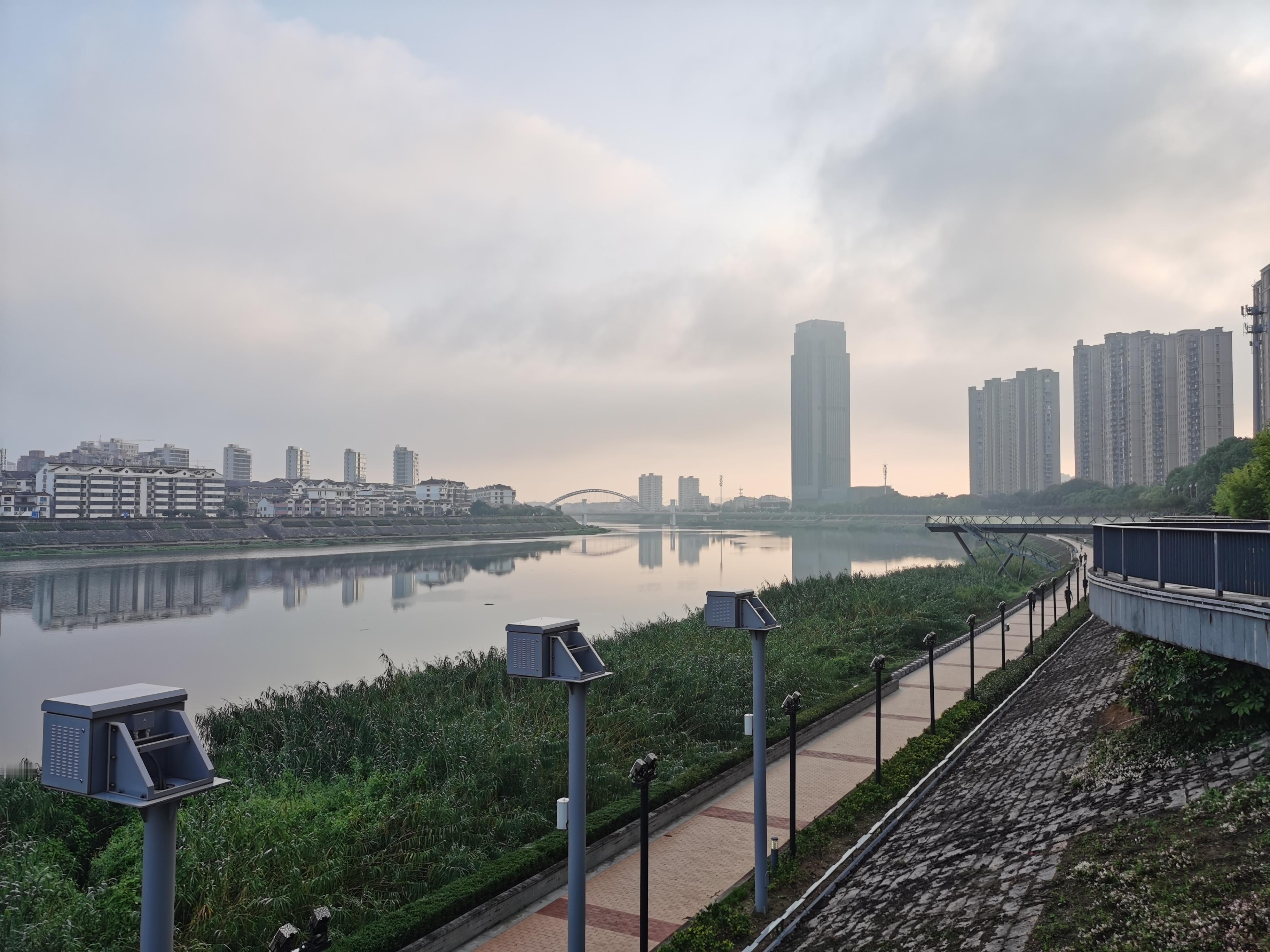 嵊州四面皆有秀峰，取四山为嵊之义。北宋宣和三年（1121年）第二次以剡字有兵火象