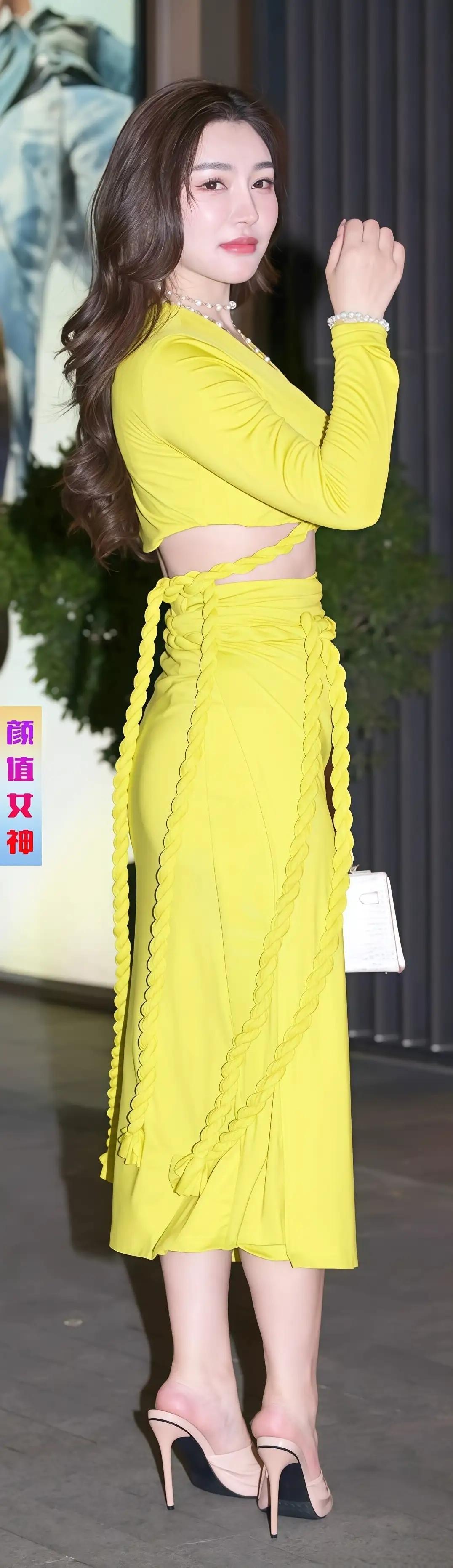 明艳黄衣，绽放街头时尚魅力

在繁华都市的街头，一位女子以一袭亮眼的黄色套装成为