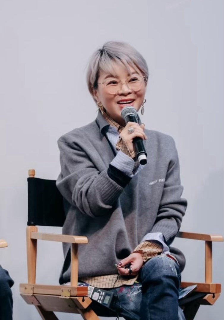 杨晓培带龚俊去合照杨晓培给龚俊介绍那英姐妹团那英演唱会名场面出圈，杨晓培直接带着